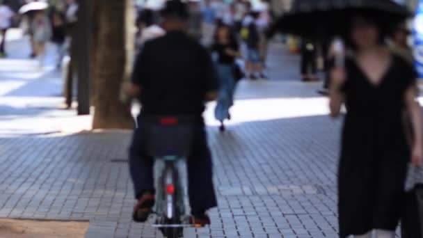 Ходьба людей на вулиці в центрі міста Синдзюку — стокове відео