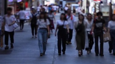 Shinjuku şehir caddesinde yürüyüş insanlar