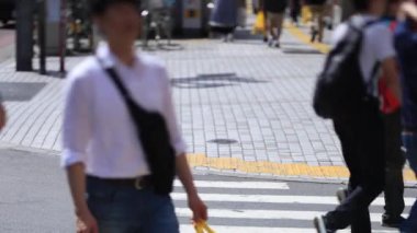 Shinjuku şehir caddesinde yürüyüş insanlar