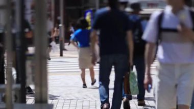 Shinjuku şehir caddesinde yürüyüş insanlar