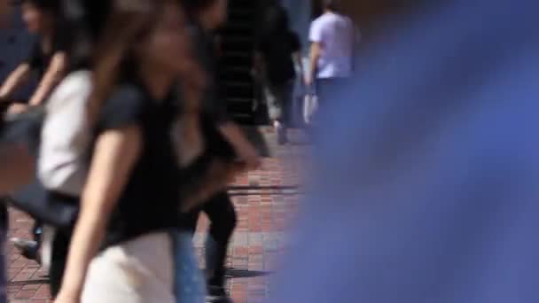 Spaziergänger in der Innenstadt von Shinjuku — Stockvideo
