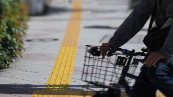 Wandelen mensen in de binnenstad straat in Shinjuku — Stockvideo