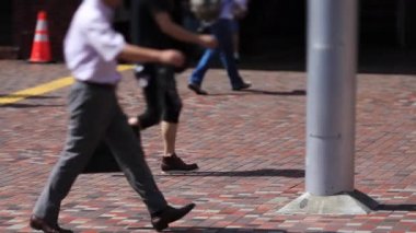 Shinjuku şehir caddesinde yürüyüş insanlar