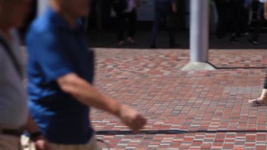 Shinjuku şehir caddesinde yürüyüş insanlar