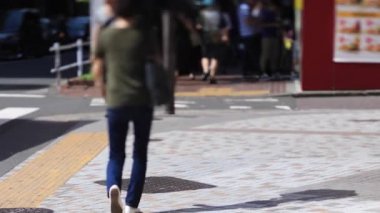 Shinjuku şehir caddesinde yürüyüş insanlar