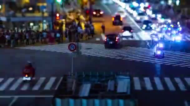 Een timelapse van de Scramble Crossing in de neon stad in Shibuya Tokyo Tilt Shift — Stockvideo