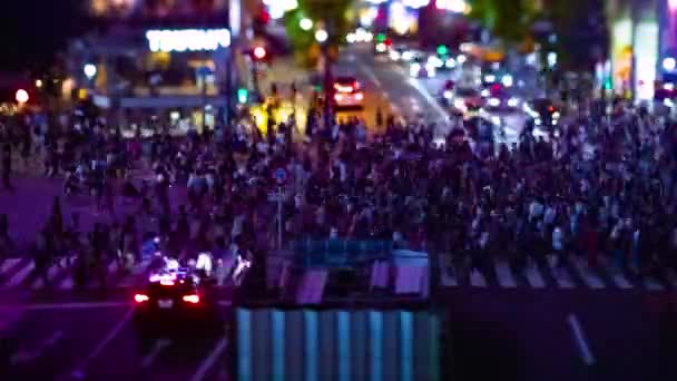 A TimeLapse a tülekedés átkelés a neon város Shibuya Tokyo Tilt Shift — Stock videók