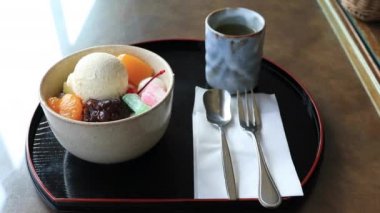 Tokyo gündüz restoranda Japon tatlılar ve yeşil çay