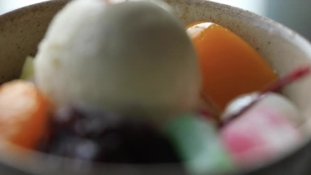 Японські солодощі і зелений чай в ресторані в Токіо денний — стокове відео