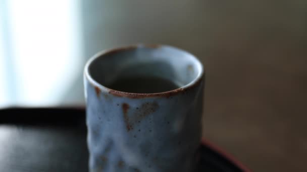 Японские сладости и зеленый чай в ресторане в Токио днем — стоковое видео