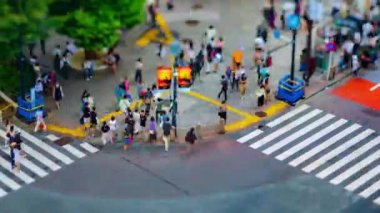 Tokyo yüksek açı tiltshift Shibuya geçişinde bir timelapse