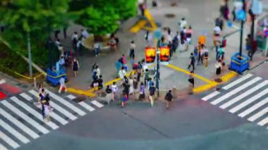 Tokyo yüksek açı tiltshift Shibuya geçişinde bir timelapse