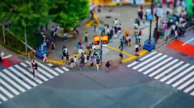 Tokyo yüksek açı tiltshift Shibuya geçişinde bir timelapse