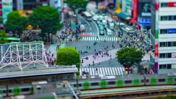 Een timelapse bij Shibuya Crossing in Tokyo High Angle kantelen — Stockvideo