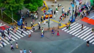 Tokyo yüksek açı tiltshift Shibuya geçişinde bir timelapse