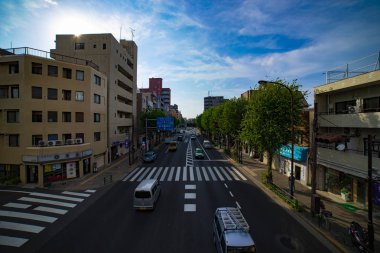 Tokyo gündüz geniş atış Oume caddesinde bir şehir sokak