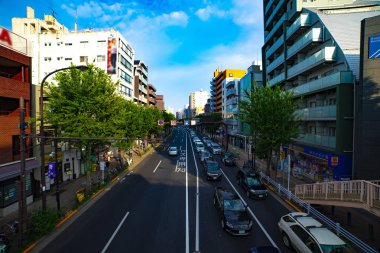 Tokyo gündüz geniş atış Oume caddesinde bir şehir sokak