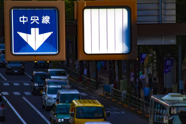 Een Downtown Street aan Oume Avenue in Tokio overdag lang schot — Stockfoto