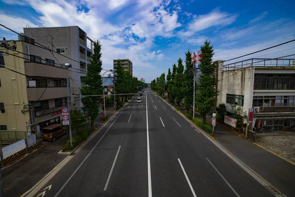 東京の梅通りの繁華街で昼間ワイドショット — ストック写真