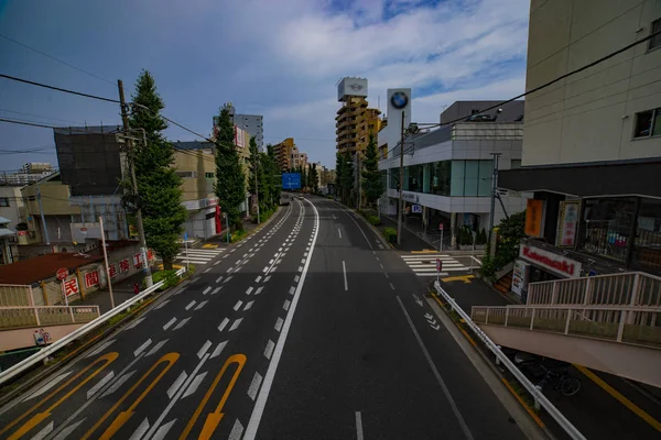 Eine innerstädtische Straße an der oume avenue in Tokio tagsüber breit geschossen — Stockfoto