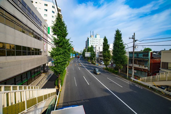 东京奥姆大道的市中心街道白天宽拍摄 — 图库照片
