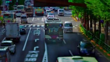 Tokyo gündüz tiltshift zoom Oume caddesinde şehir caddesi bir timelapse