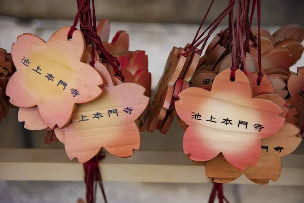 東京・池上本門寺のヴォーティブ錠クローズアップ — ストック写真