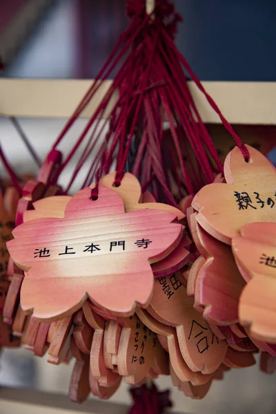 Votivtabletter på Ikegami honmonji Temple i Tokyo closeup — Stockfoto