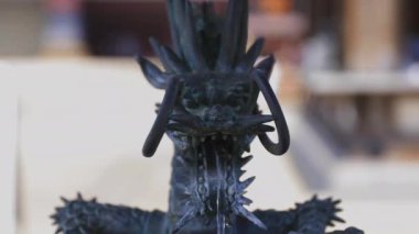 Tokyo'daki Ikegami honmonji tapınağında arınma yalak