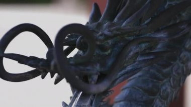 Tokyo'daki Ikegami honmonji tapınağında arınma yalak