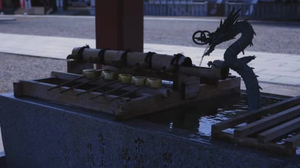 Purification trough at Ikegami honmonji temple in Tokyo — Stock Video