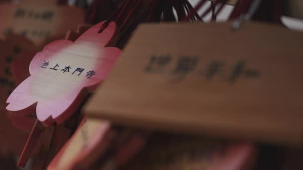 Tablas votivas en el templo honmonji de Ikegami en Tokio — Vídeo de stock