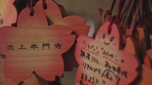Votivtafeln im Ikegami Honmonji Tempel in Tokio — Stockvideo