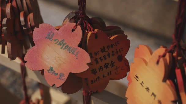 Votivní tablety na chrámu Ikegami honmonji v Tokiu — Stock video