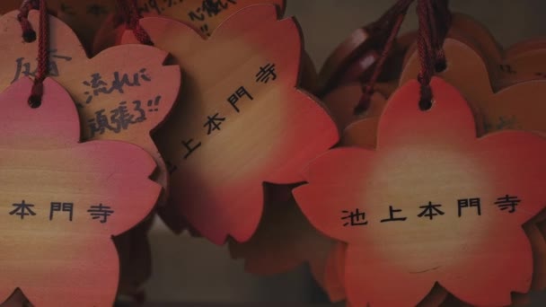 Votivtafeln im Ikegami Honmonji Tempel in Tokio — Stockvideo