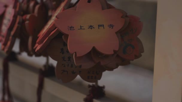 Tablas votivas en el templo honmonji de Ikegami en Tokio — Vídeo de stock