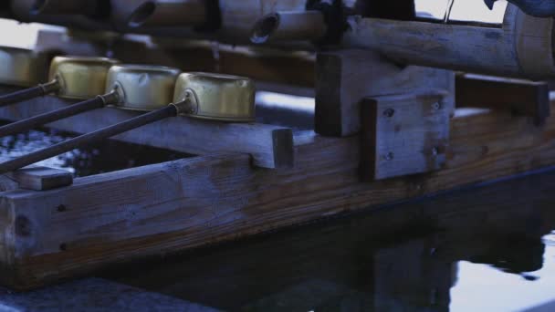 Zuiverings trog bij Ikegami honmonji-tempel in Tokio — Stockvideo