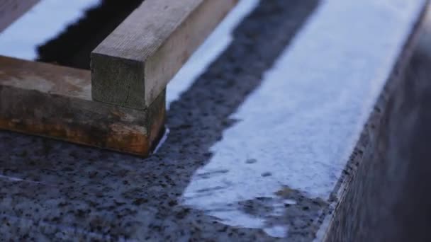 Очищення корита при Ікегамі хонмондзі храму в Токіо — стокове відео