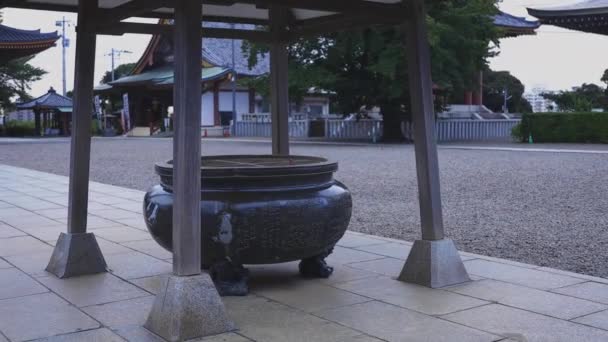 Fumar área de incenso no templo de Ikegami honmonji em Tóquio — Vídeo de Stock