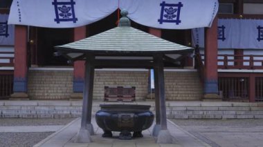 Tokyo'da Ikegami honmonji tapınağında sigara tütsü alanı