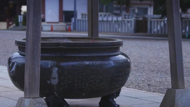 Zone fumeurs d'encens au temple Ikegami honmonji à Tokyo — Video