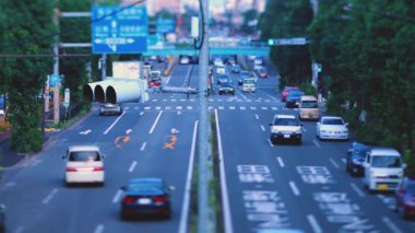 Tokyo gündüz tilt-shift Kanpachi caddesinde bir şehir sokak