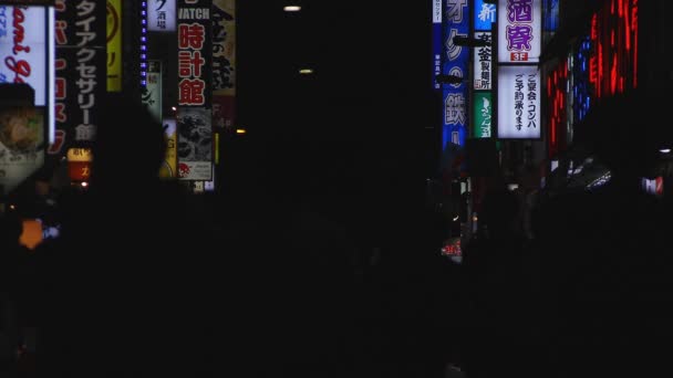 Ένας νυχτερινός δρόμος στην πόλη νέον στο Σιντζούκου Τόκιο — Αρχείο Βίντεο