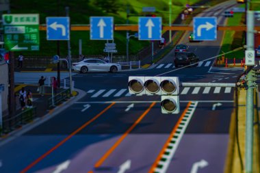 Tokyo gündüz tiltshit Yoyogi park yakınında yeşil bir sokak