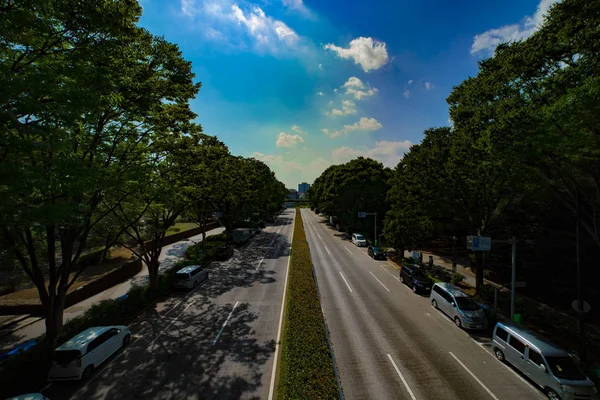 Una calle verde cerca del parque Yoyogi en Tokio. — Foto de Stock