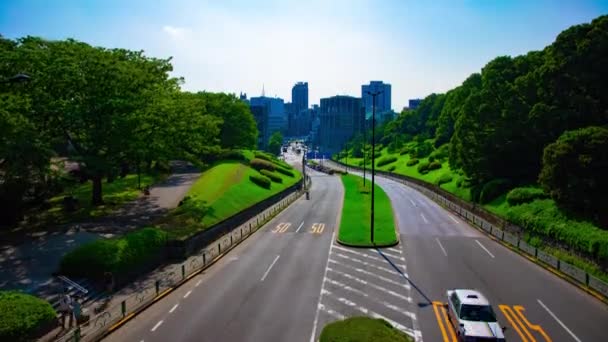 En timelapse av grön gata nära Yoyogi park i Tokyo dagtid bred skott — Stockvideo