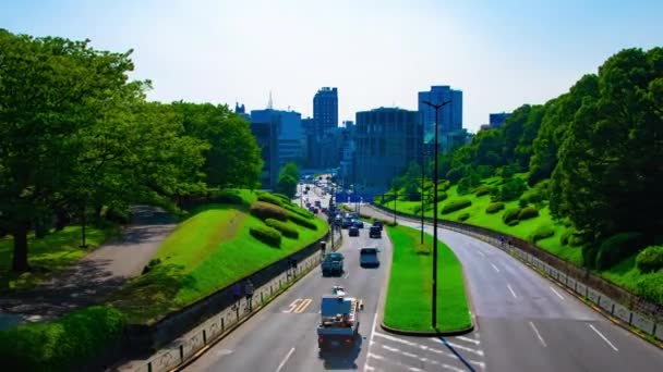 En timelapse av grön gata nära Yoyogi park i Tokyo dagtid bred skott — Stockvideo