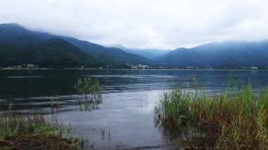 Shizuoka 'daki Kawaguchi' de bir doğa gölü. Bulutlu bir gün.