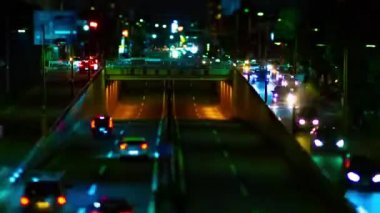 Setagaya Tokyo 'da şehir merkezindeki caddenin gece vardiyası.