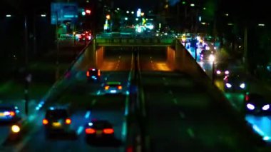 Setagaya Tokyo 'da şehir merkezindeki caddenin gece vardiyası.